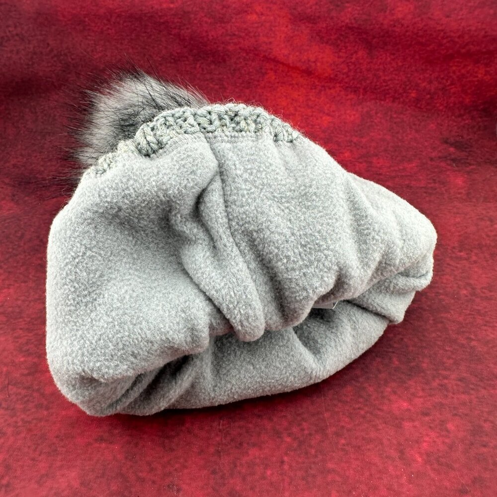 GRAY CABLE KNIT BEANIE WITH FAUX FUR POM POM - Picture 5 of 6